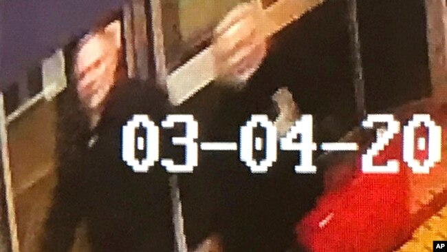 Hình ảnh người đàn ông và phụ nữ bị tình nghi do camera an ninh ghi lại tại Salisbury vào ngày 4/3/2018.