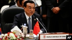 중국의 리커창 총리가 9일 브루나이에서 열린 아세안 확대 정상회의에서 발언하고 있다. 