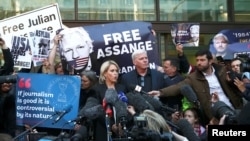 Kristinn Hrafnsson, tổng biên tập của Wikileaks, và luật sư Jennifer Robinson phát biểu trước báo giới bên ngoài tòa án sau khi người sáng lập WikiLeaks Julian Assange bị bắt giữ ở London, Britain, ngày 11 tháng 4, 2019. 
