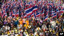 Para pengunjuk rasa memenuhi jalanan di Bangkok, Thailand dalam protes hari Jumat, 17/1/2014. Setidaknya 28 orang cedera ketika terjadi serangan bom dalam protes anti-pemerintah tersebut.