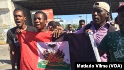 Mnifestan kont Prezidan Jovenel Moïse ki ak drapo nwa e wouj nan men yo nan Pòtoprens Foto: 18 novanm 2018.