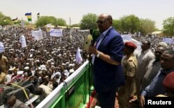 Sudanese President Omar Hassan al-Bashir addresses a crowd during a campaign rally in East Darfur, April 5, 2016.