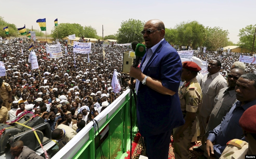 Sudanese President Omar Hassan al-Bashir addresses a crowd during a campaign rally in East Darfur, April 5, 2016.