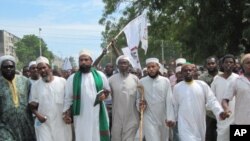 Wanaume wakiandamana kutaka kura ya maoni iitishwe kuamua ikiwa Zanzibar ijiondowe kutoka Muungano. Maandamano yaliitishwa na jumuiya ya Uamsho