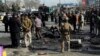 Warga dan pasukan keamanan memeriksa lokasi terjadinya ledakan bom di Kabul, Afghanistan 10 Februari 2021 lalu (foto: dok). 