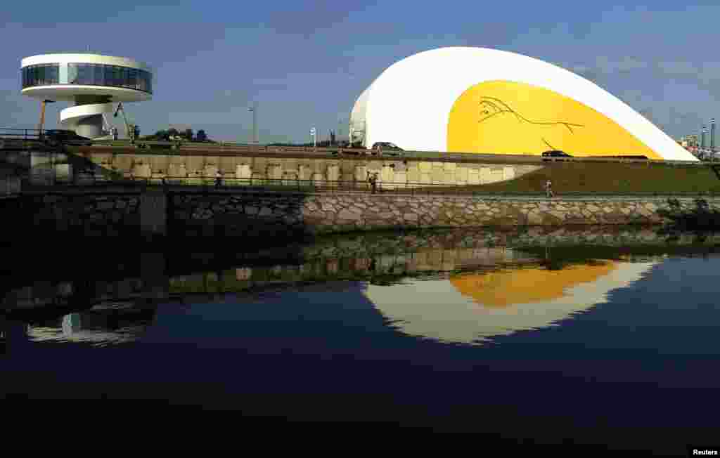 Otra vista del complejo cultural dise&ntilde;ado por el arquitecto Niemeyer en Aviles, Espa&ntilde;a. 