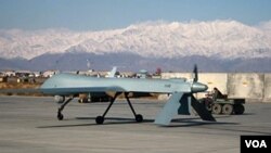 Pesawat tak berawak (Drone) lengkap dengan misil di hangar bandara Bagram (Foto: dok).