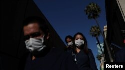 Des Chiliens portant des masques de protection à l'entrée du métro à Santiago, à titre préventif en raison de la pandémie de Covid 19, le 16 mars 2020. (Reuters/Ivan Alvarado)