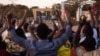 Warga berkumpul di lapangan Nation untuk merayakan penggulingan Presiden dan mendukung militer Burkina Faso di ibu kota Ouagadougou, Senin (24/1). 