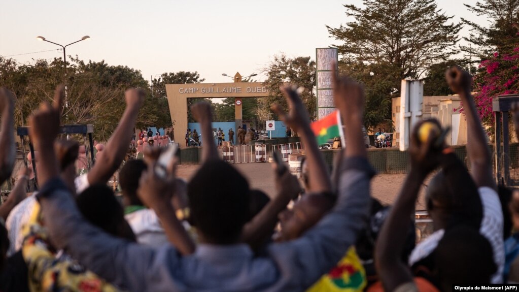 Des gens se rassemblent place de la Nation pour célébrer et soutenir l'armée burkinabé à Ouagadougou le 24 janvier 2022.