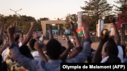 برکینا فاسو میں شہری حکومت کے خاتمے پر خوشی کا اظہار کر رہے ہیں اور فوج کے حق میں نیشنل اسکوائر پر جمع ہیں (اے ایف پی)