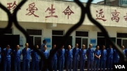 Para narapidana sebuah penjara di Changzi, propinsi Shanxi sedang menanti makan siang (Foto: dok). Pemerintah Tiongkok akan menghapus praktek kontroversial pengambilan organ tubuh untuk transplantasi dari napi yang dijatuhi hukuman mati.