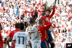 El español Gerard Piqué mete la mano durante la ronda de 16 partidos entre España y Rusia en la Copa Mundial de fútbol 2018 en el Estadio Luzhniki en Moscú, Rusia, el domingo 1 de julio de 2018. (AP Photo / Antonio Calanni)