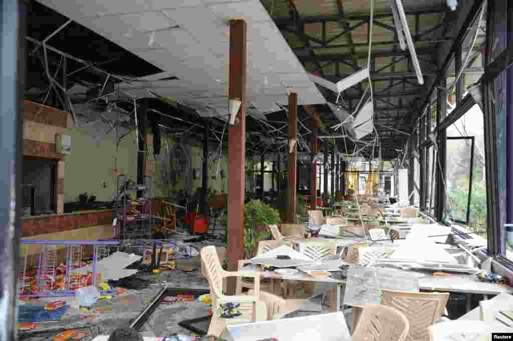اثرات حمله انتحاری در یک رستوران در حومه دمشق، پایتخت سوریه.