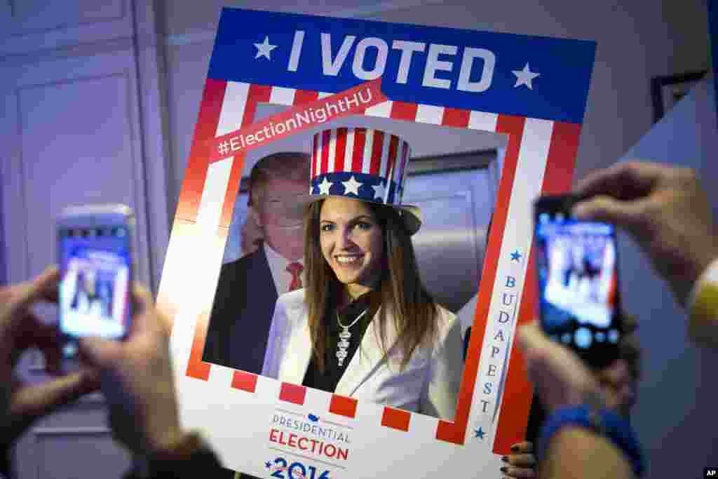 在美国驻匈牙利使馆，一位女士在川普的纸板像旁边照相，周边的框子上写着&ldquo;我投票了&rdquo;（2016年11月8日）