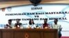Diskusi Pemenuhan HAM bagi Masyarakat versus Bisnis Tambang dan Mineral di Universitas Surabaya menghadirkan dua warga Wongsorejo Banyuwangi penolak tambang (kanan pertama dan kedua) (foto: VOA/Petrus).