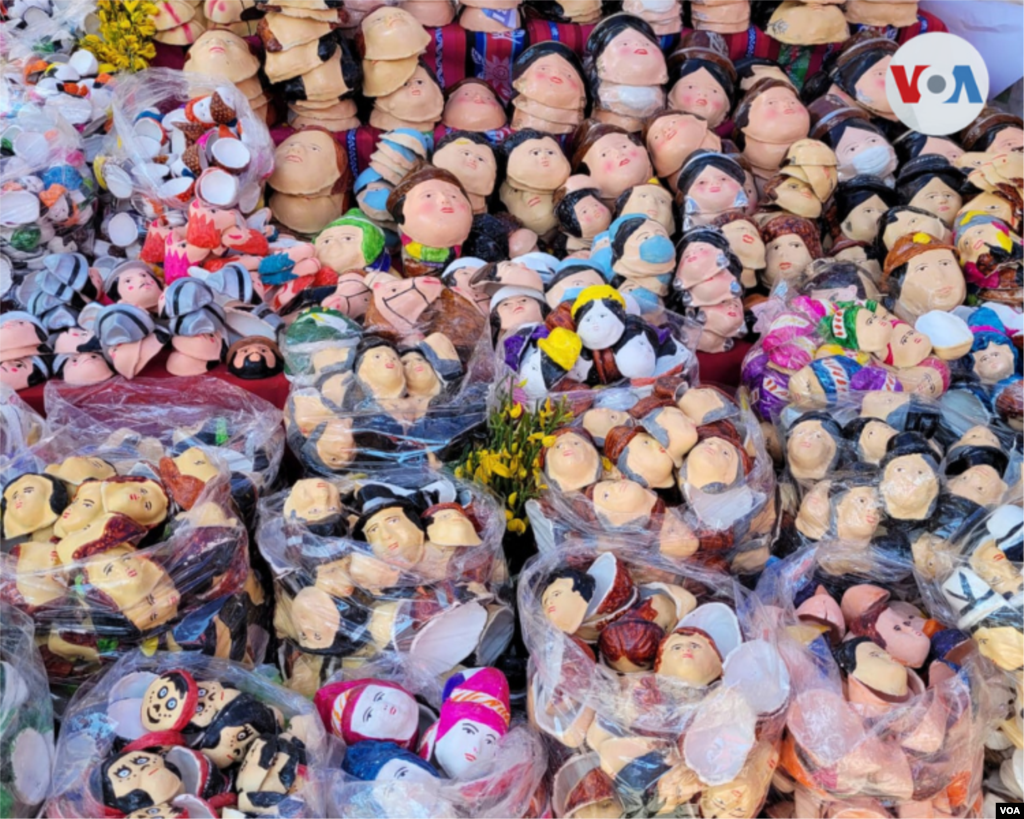 Mascaritas para incluirlas en los llamados t&#39;anta wawas como parte de la tradición.