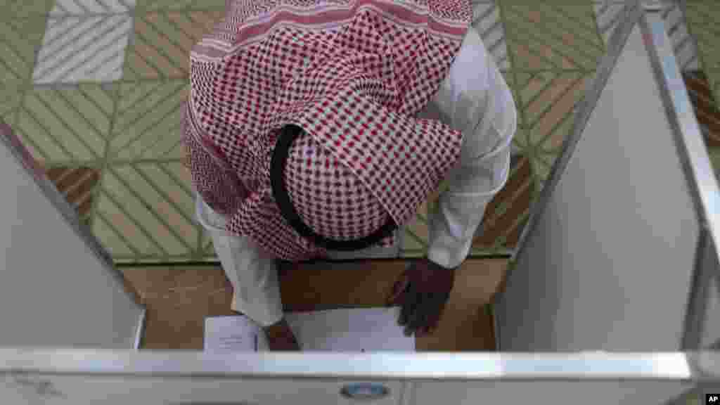 A Saudi man prepares to cast his vote.