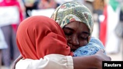 Des manifestants soudanais lors d'une manifestation silencieuse en mémoire des collègues perdus lors de la manifestation de sit-in près du quartier général militaire de Khartoum, au Soudan, le 22 août 2019. REUTERS / Mohamed Nureldin Abdallah - RC1949EEE210