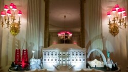 La Casa Blanca hecha de pan de jengibre también presenta hitos de todo el país en el State Dinning Room durante la vista previa de la exhibición de Navidad de 2019 en la Casa Blanca, el lunes 2 de diciembre de 2019, en Washington. (Foto AP / Alex Brandon).