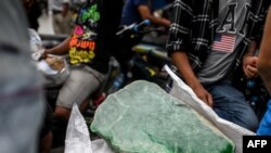 ဖားကန့် ကျောက်စိမ်းဈေးတွင် ရောင်းချရန်ပြထားသည့် ကျောက်စိမ်းတုံးတတုံး။ (ဇူလိုင် ၆၊ ၂၀၂၀)