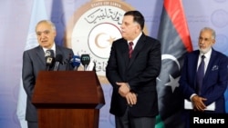 L'émissaire de l'ONU pour la Libye, Ghassan Salamé (G) lors d’une conférence de presse aux côtés du Premier ministre du Gouvernement d'Union National Fayez el-Sarraj, et du ministre des Affaires étrangères Taher Siala, Tripoli, 5 août 2017. 