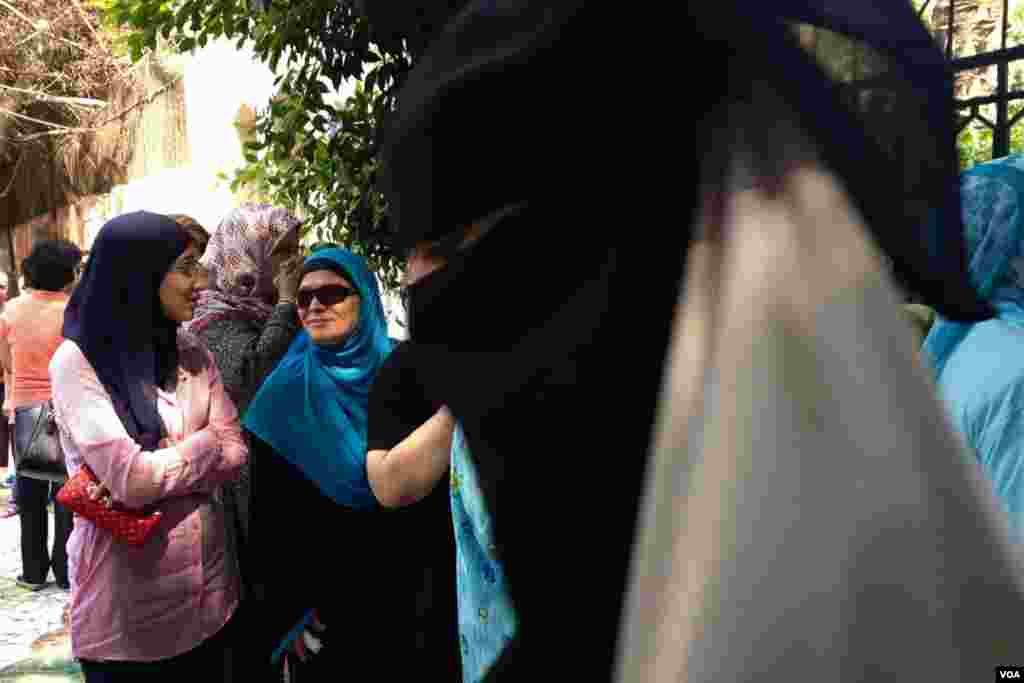 Veiled women wait in line to vote at a polling station in central Cairo, Egypt, June 16, 2012. (Y. Weeks/VOA)