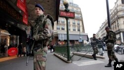 Militares franceses patrullan París como parte de las fuertes medidas de seguridad en busca de una de las sospechosas del atentado al periódico Charlie Hebdo.