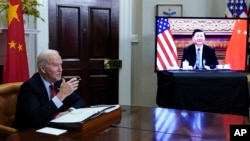 Predsednik Džo Bajden sasao se putem video linka sa kineskim predsednikom Ši Đinpingom, u Ruzveltovoj sobi u Beloj kući u Vašingtonu, 15. novembra 2021.