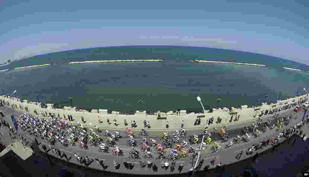 The pack of riders pedals during the sixth stage of the Giro d'Italia, Tour of Italy cycling race, from Mola di Bari to Margherita di Savoia, Italy.