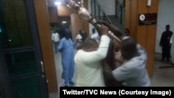 Des intrus se sont emparés du symbole de l'autorité de la chambre haute du Parlement, au Sénat, Nigeria, 18 avril 2018. (Twitter/TVC News)