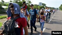 Migrants from Central America walk on a highway during their journey towards the United States, in Ciudad Hidalgo, Chiapas state, Mexico, June 5, 2019. (REUTERS/Jose Torres)