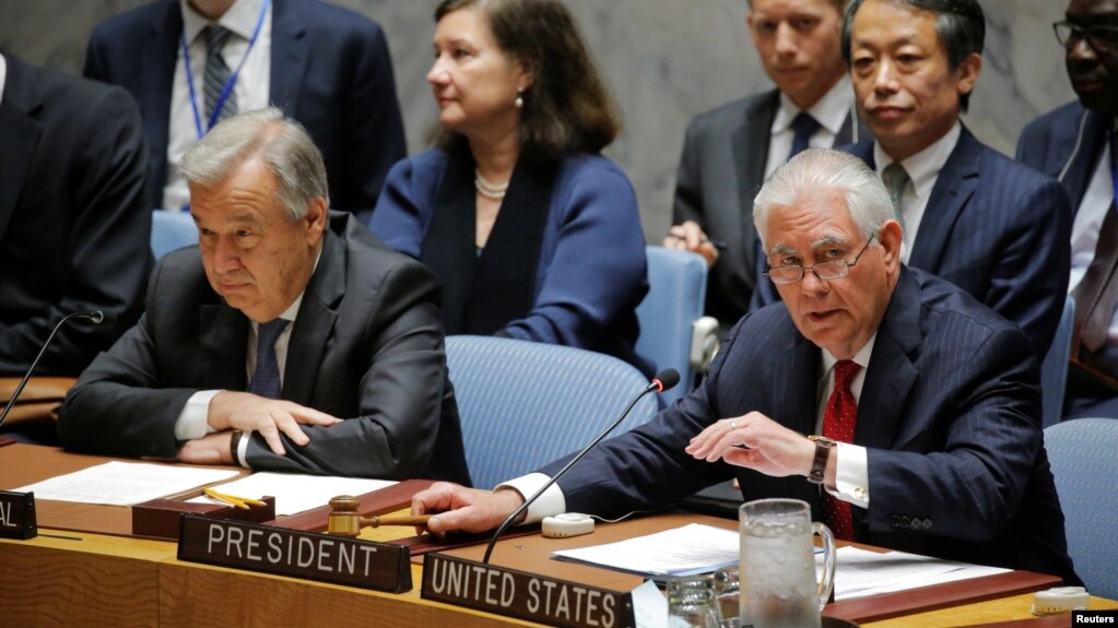 رکس تیلرسون وزیر خارجه ایالات متحده (راست) و آنتونیو گوترس دبیرکل سازمان ملل متحدد در نشست وزیران خارجه شورای امنیت - ۸ اردیبهشت ۱۳۹۶ 