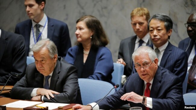 El secretario de Estado estadounidense, Rex Tillerson, habla junto al secretario general de la ONU, Antonio Guterres, durante una reunión del Consejo de Seguridad sobre la situación en Corea del Norte en las Naciones Unidas en Nueva York, 28 de abril de 2017.