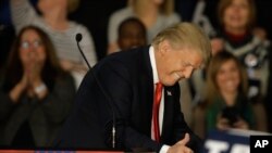 Donald Trump sourit lors de son meeting de Springfield, Illinois, 9 novembre 2015
