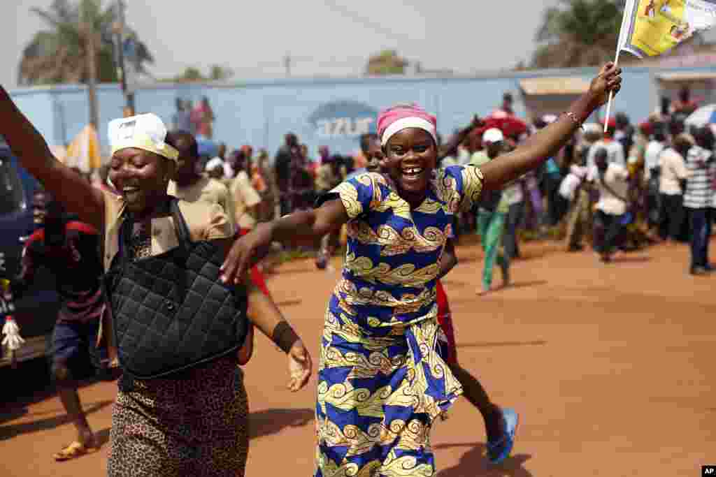 Wanawake wenye furaha baada ya kumona Papa Francis alipowasili mjini Bangui siku ya Jumapili.