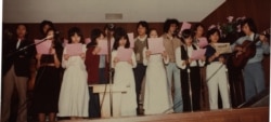 Sinh viên Đại học Berkeley hát cho thuyền nhân tháng 2/1982. Tác giả với đàn ghi-ta (Ảnh: Bùi Văn Phú)