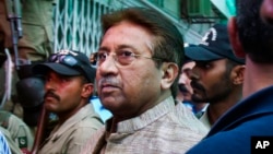 Cựu Tổng thống Pakistan Pervez Musharraf đến tòa án ở Islamabad, Pakistan, 20/4/2013