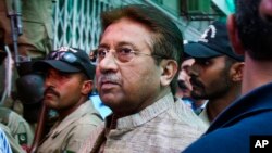 Mantan Presiden Pakistan, Pervez Musharraf dibawa dengan pengamanan ketat di sebuah pengadilan Islamabad (20/4). 