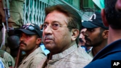 Mantan Presiden dan pemimpin militer Pakistan Pervez Musharraf tiba di pengadilan anti-terorisme di Islamabad, Pakistan (20/4).
