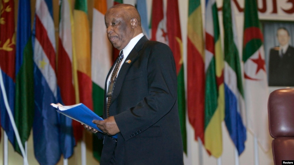 FILE - Former president of Botswana and head of the organization monitoring South Sudan's shaky 2015 peace deal, Festus Mogae, is seen at a climate change conference in Algiers, Algeria, Nov. 19, 2008. 