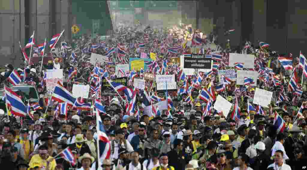Anti-government protesters march from the government complex on the outskirts of the capital to downtown Bangkok, Dec. 9, 2013.