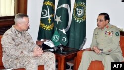 Pakistan's army chief, General Ashfaq Kayani (R), speaks with commander of U.S. and NATO forces in Afghanistan, General John Allen in Rawalpindi, Pakistan, August 2, 2012.