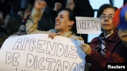 Protestas contra el presidente Rafael Correa luego de conocerse la sentencia contra tres directivos del diario El Universo. 