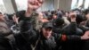 Ukrainada muvaqqat hukumat tarafdorlari va Rossiyaga moyil guruhlar to'qnashdi