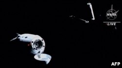 Капсула SpaceX Dragon с "Экипажем-3" на борту приближается к Международной космической станции, 11 ноября 2021 года