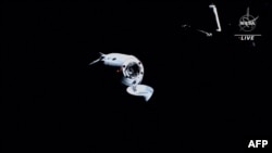 SpaceX Dragon dengan Misi Crew-3 bergerak mendekati Stasiun Antariksa International pada 11 November 2021. (Foto: Handout/NASA TV/AFP)