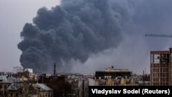 Dim se diže nakon ruskog zračnog napada u Lavovu, Ukrajina, 26. marta 2022. REUTERS/Vladyslav Sodel
