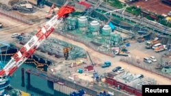 지난 8일 후쿠시마 원전에서 방사능 오염수가 바다로 유출되는 것을 막기 위한 공사를 벌이고 있다.