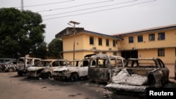 Des véhicules brûlés à l'extérieur du quartier général du commandement de l'État d'Imo de la police nigériane après que des hommes armés ont attaqué et incendié des propriétés dans l'État d'Imo, au Nigeria, le 5 avril 2021.